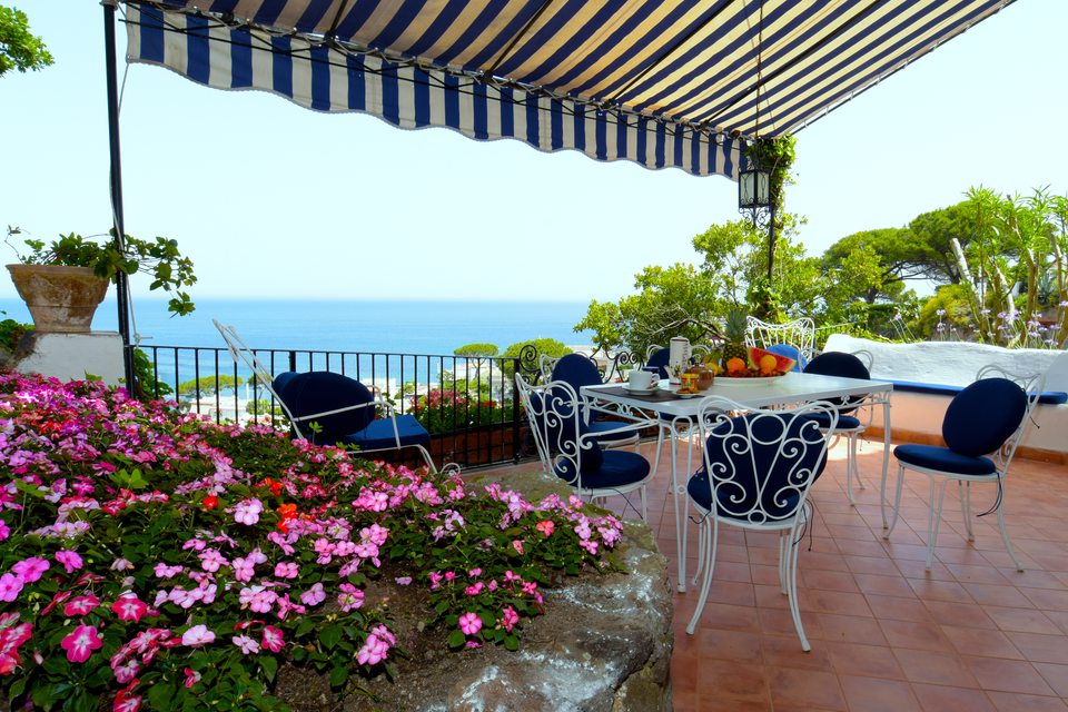 Fiori e vista mare dalla terrazza coperta
